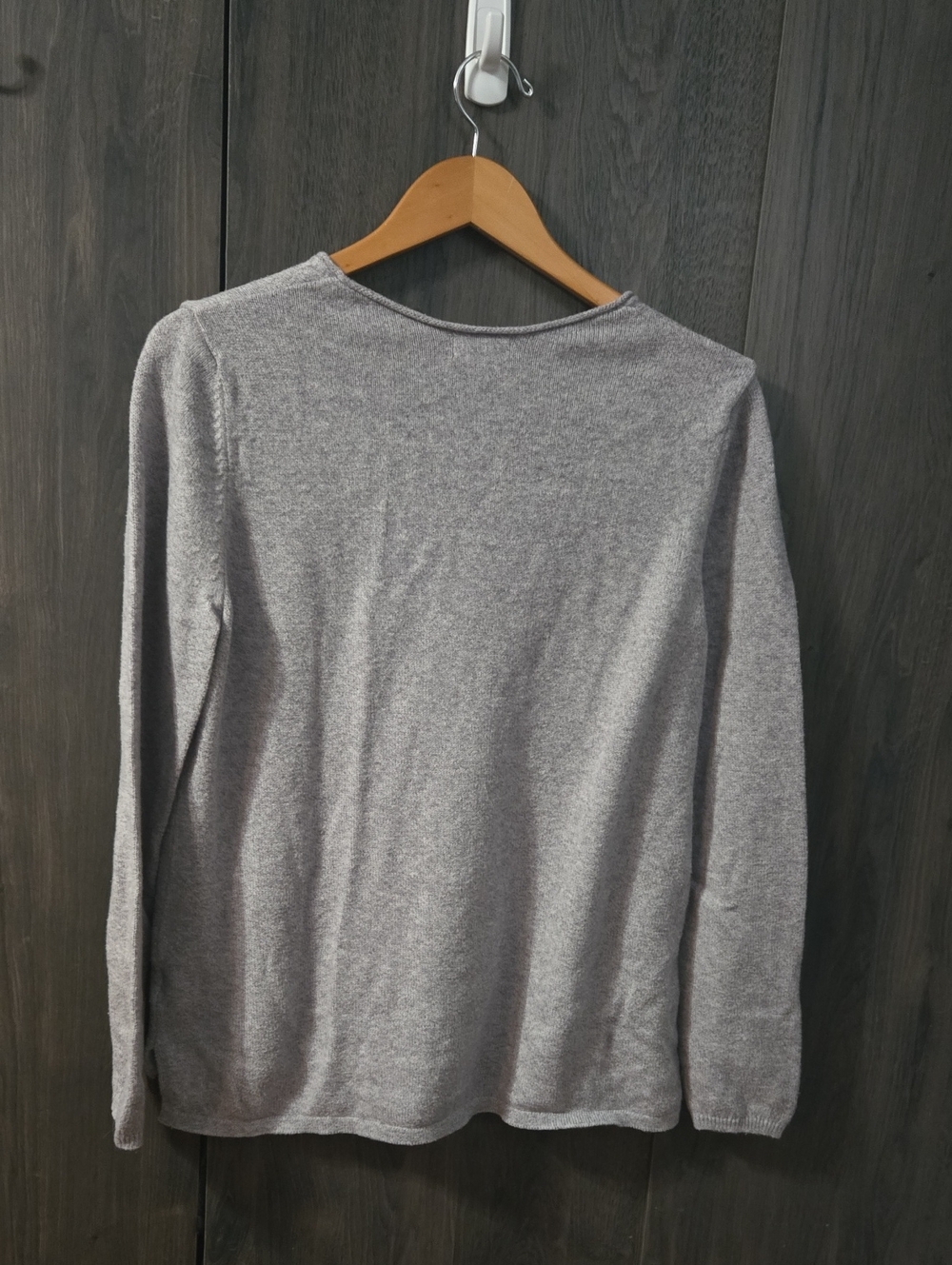 Old Navy Light Gray V-Neck Long Sleeve Top - Picture 3 of 3